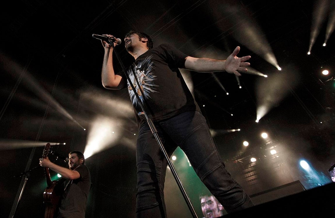 Estopa hizo vibrar a Sevilla al ritmo de rumba