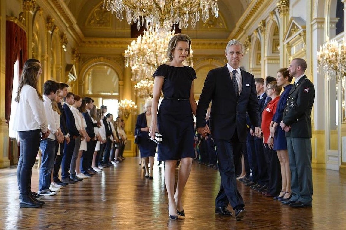 A la ceremonia acudieron entre 500 y 600 personas, entre ellas las familias de las víctimas y de los heridos, personal de las fuerzas de seguridad y de los servicios de emergencia, el Gobierno, los presidentes del Senado y el Congreso, los alcaldes de Zaventem, donde se encuentra el aeropuerto, y de Bruselas, embajadores y representantes de diferentes religiones. 