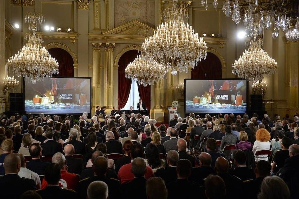 Uno de los momentos más emotivos de la ceremonia, solemne e íntima, fue la lectura de los nombres de las víctimas y el testimonio de Eddy Van Calster y de Kristin Verellen, el esposo y la esposa respectivamente de Fabienne Vansteenkiste, de 51 años, y de Johan Van Steen, de 58 años, que perdieron la vida en los ataques. 