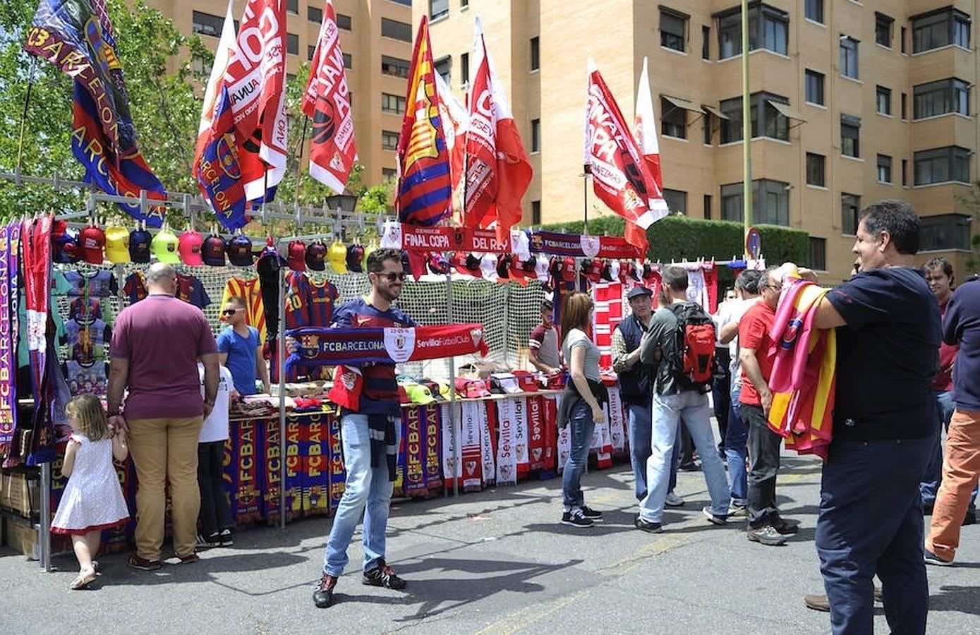 Las aficiones de Barça y Sevilla toman Madrid