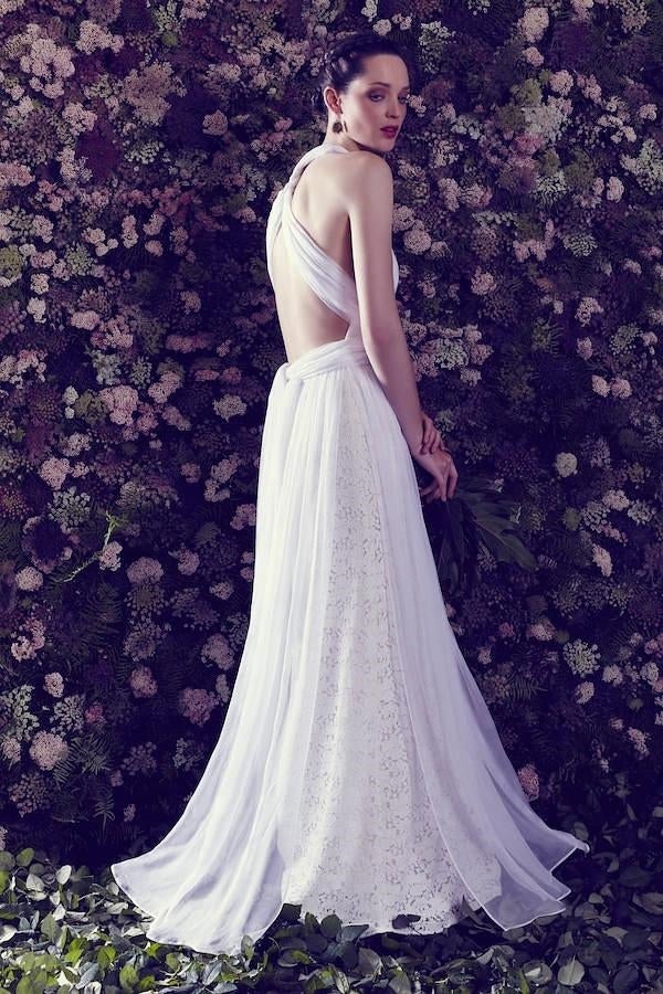 4. Superposición de tejidos, escotes sugerentes y cinturas marcadas