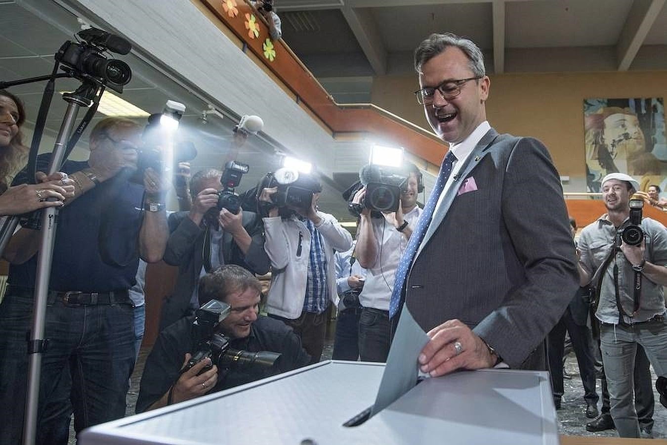 El candidato presidencial Norbert Hofer deposita su voto en un colegio electoral durante las elecciones presidenciales austriacas segunda vuelta en Pinkafeld. 