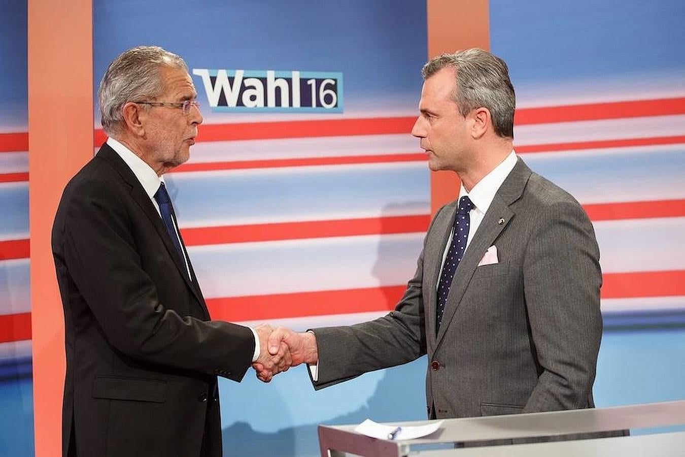 Los dos candidatos presidenciales se saludan en una televisión austriaca. 