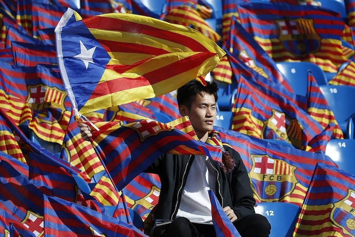 Venta ambulante de esteladas en las inmediaciones del estadio Vicente Calderón. 