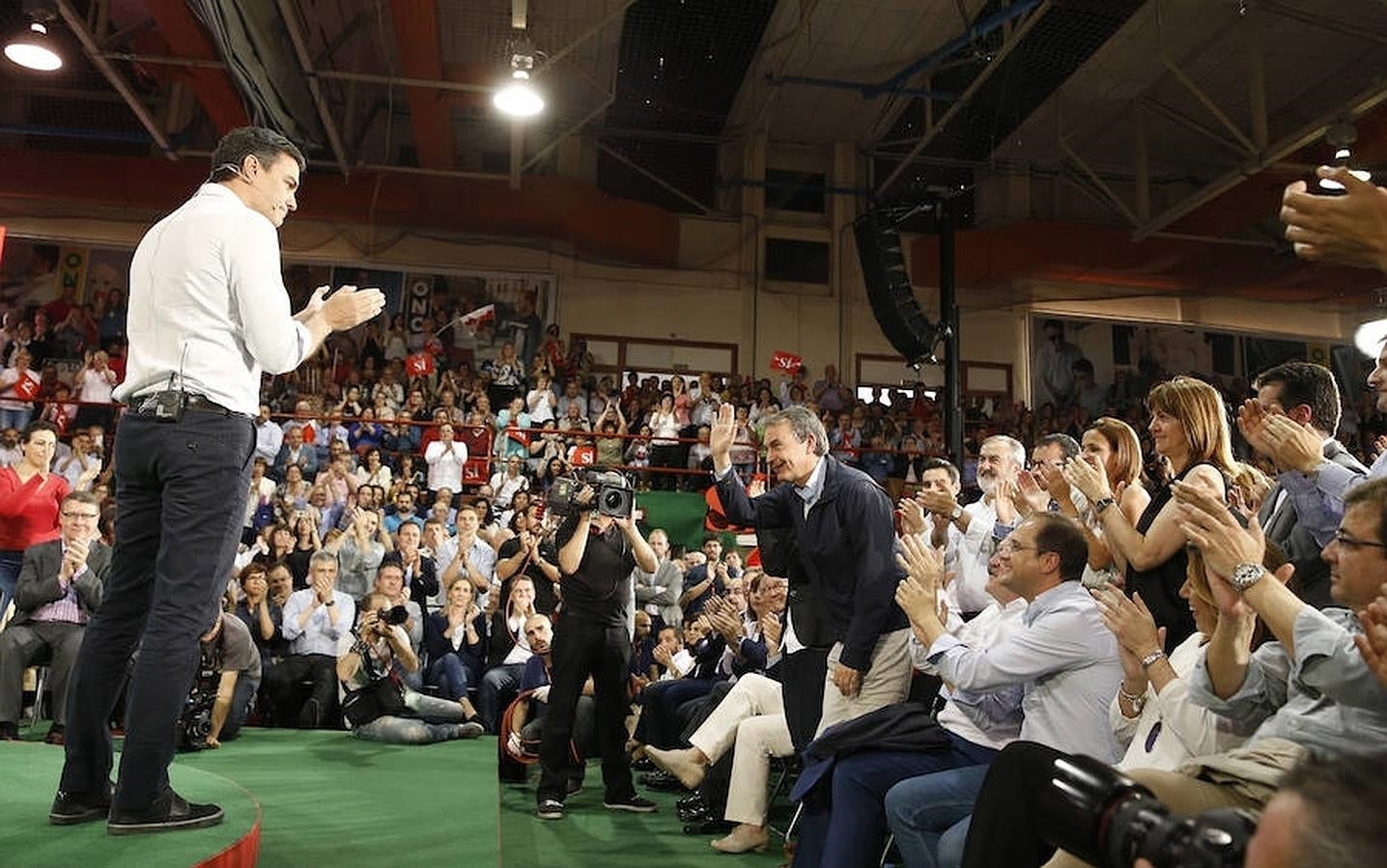 Pedro Sánchez se dirige al expresidente durante su discurso. 