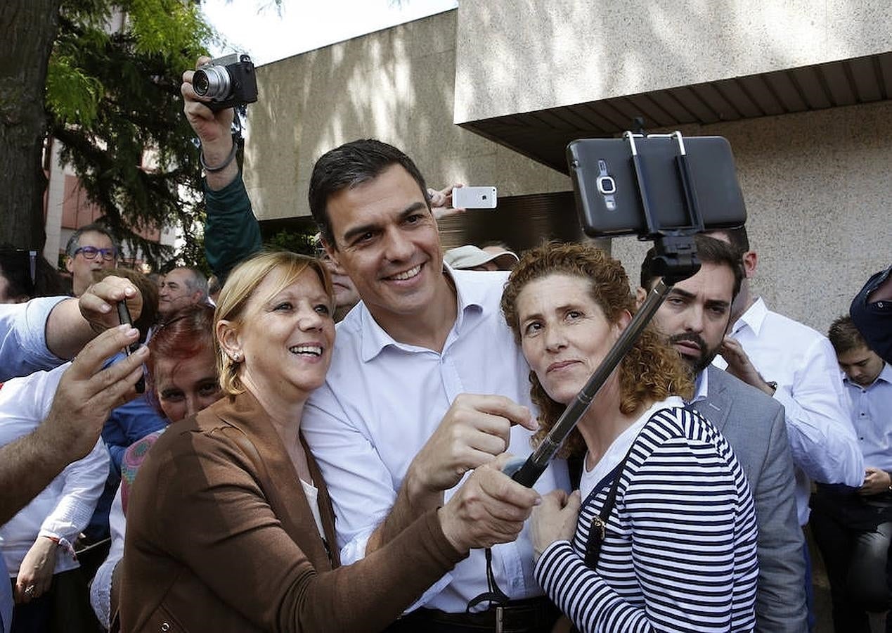 El secretario general del PSOE se hace un 'selfie' con simpatizantes a su llegada al acto. 