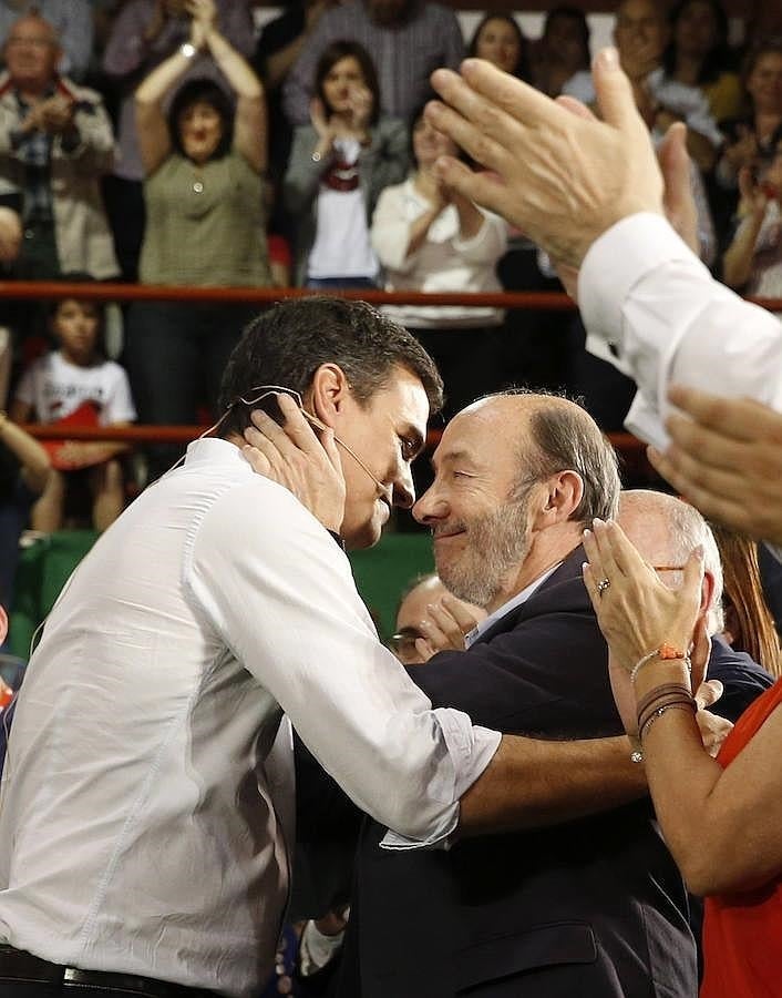 Pedro Sánchez saluda al exsecretario general del POSE Alfredo Pérez Rubalcaba. 