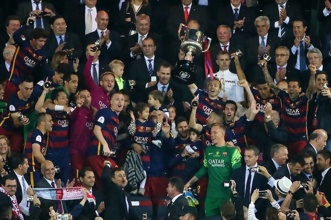 Iniesta levanta el trofeo. 