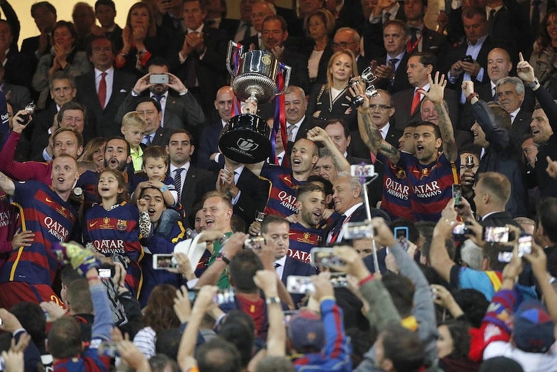 El Barcelona al recibir el trofeo. 