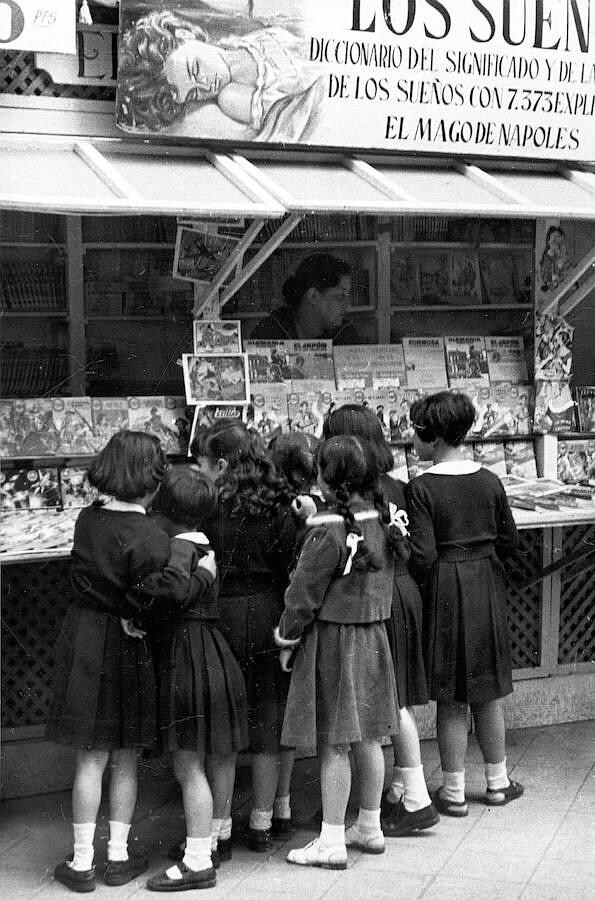 Un grupo de niñas mira tebeos en 1958