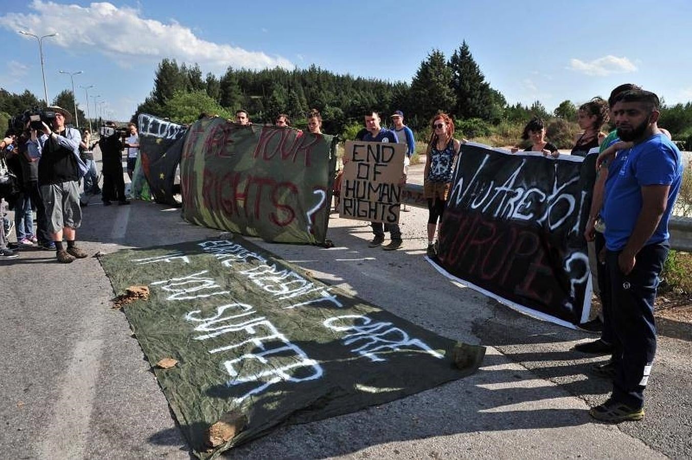 Los grupos solidarios protestan contra la evacuación forzosa de migrantes y refugiados de un campamento improvisado. 