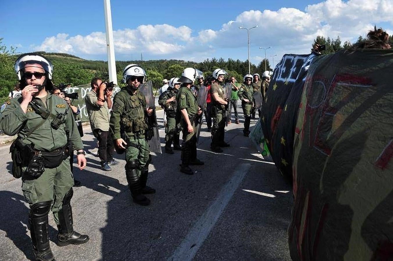 En una operación que comenzó poco después de la salida del sol, cientos de policías griegos comenzaron a evacuar el campo en expansión que es actualmente el hogar de 8.400 refugiados y migrantes