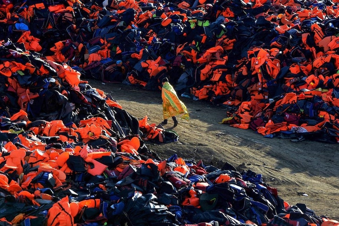 Cementerio de chalecos. Se formó después de varios meses de constantes llegadas de refugiados a la isla de Lesbos.. 