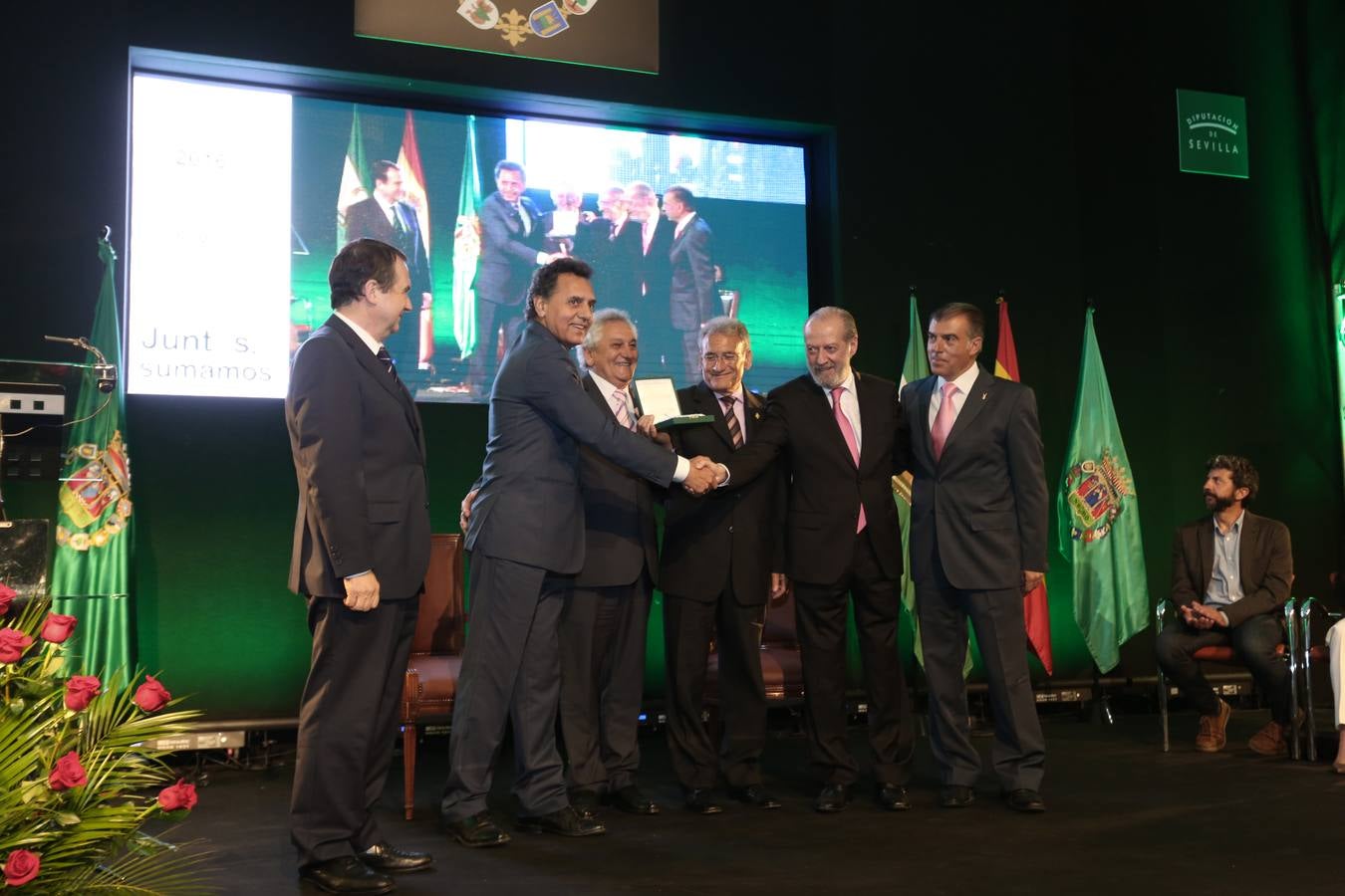 El acto de entrega de medallas de la provincia de Sevilla estuvo presidido por el presidente de la Federación Española de Municipios y Provincias (FEMP) y alcalde de Vigo, Abel Caballero