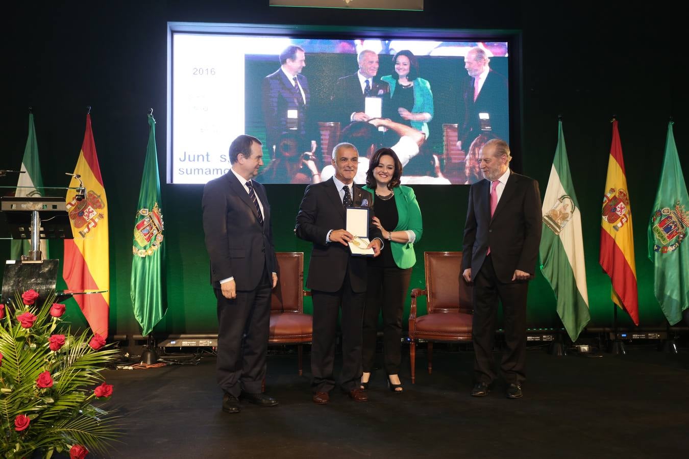 El acto de entrega de medallas de la provincia de Sevilla estuvo presidido por el presidente de la Federación Española de Municipios y Provincias (FEMP) y alcalde de Vigo, Abel Caballero