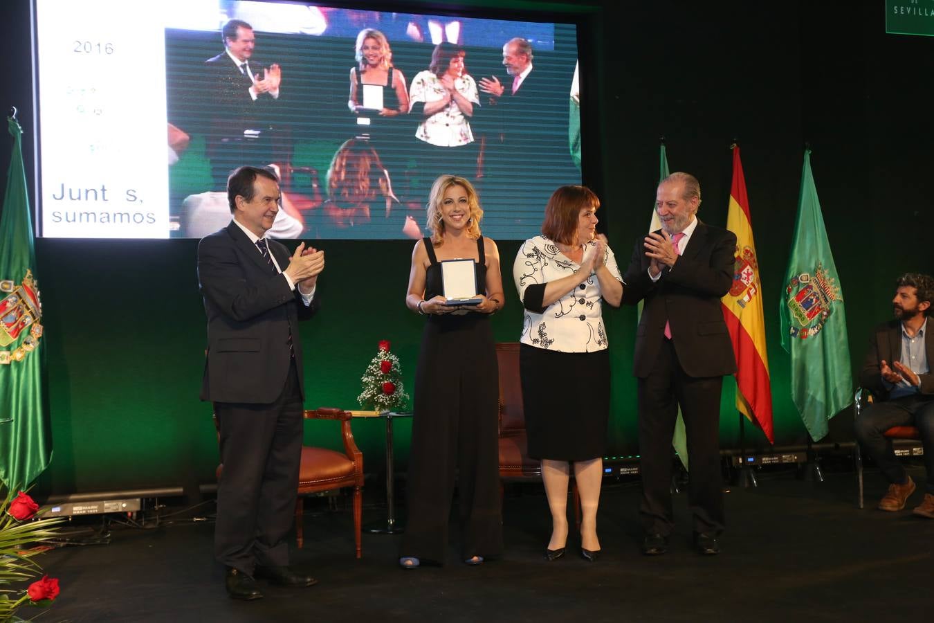 El acto de entrega de medallas de la provincia de Sevilla estuvo presidido por el presidente de la Federación Española de Municipios y Provincias (FEMP) y alcalde de Vigo, Abel Caballero