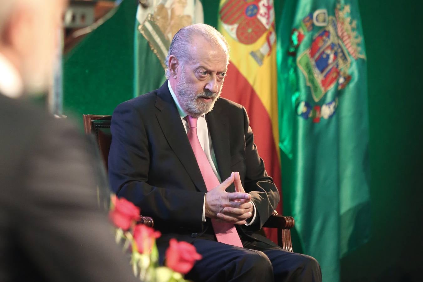 El acto de entrega de medallas de la provincia de Sevilla estuvo presidido por el presidente de la Federación Española de Municipios y Provincias (FEMP) y alcalde de Vigo, Abel Caballero