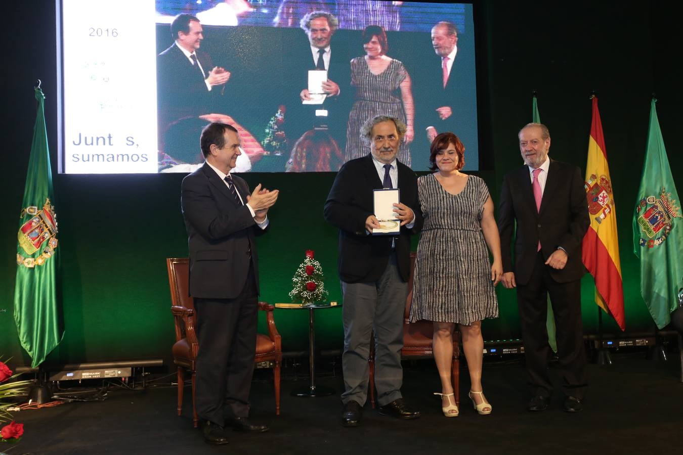 El acto de entrega de medallas de la provincia de Sevilla estuvo presidido por el presidente de la Federación Española de Municipios y Provincias (FEMP) y alcalde de Vigo, Abel Caballero