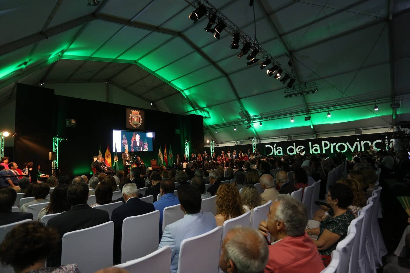 El acto de entrega de medallas de la provincia de Sevilla estuvo presidido por el presidente de la Federación Española de Municipios y Provincias (FEMP) y alcalde de Vigo, Abel Caballero