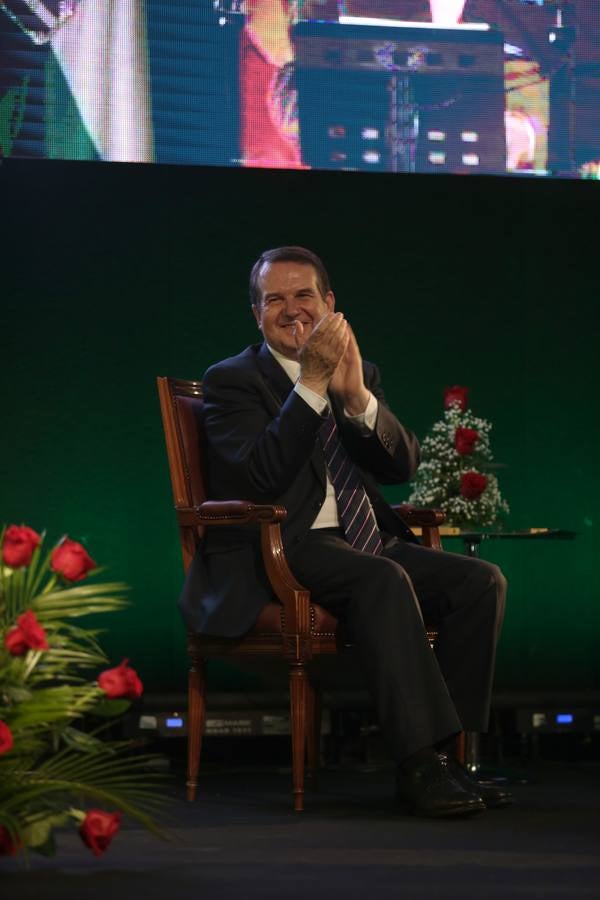 El acto de entrega de medallas de la provincia de Sevilla estuvo presidido por el presidente de la Federación Española de Municipios y Provincias (FEMP) y alcalde de Vigo, Abel Caballero