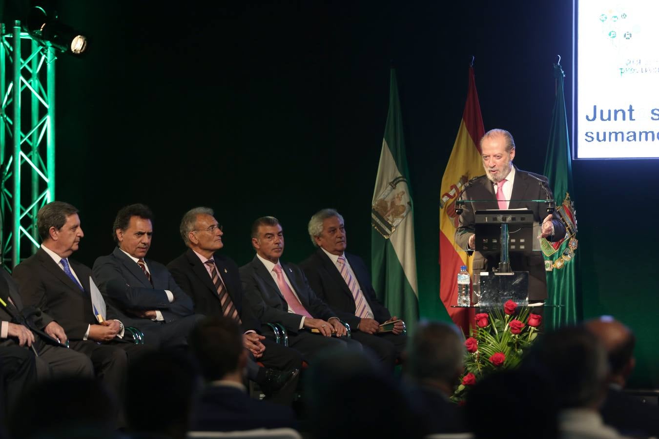 El acto de entrega de medallas de la provincia de Sevilla estuvo presidido por el presidente de la Federación Española de Municipios y Provincias (FEMP) y alcalde de Vigo, Abel Caballero