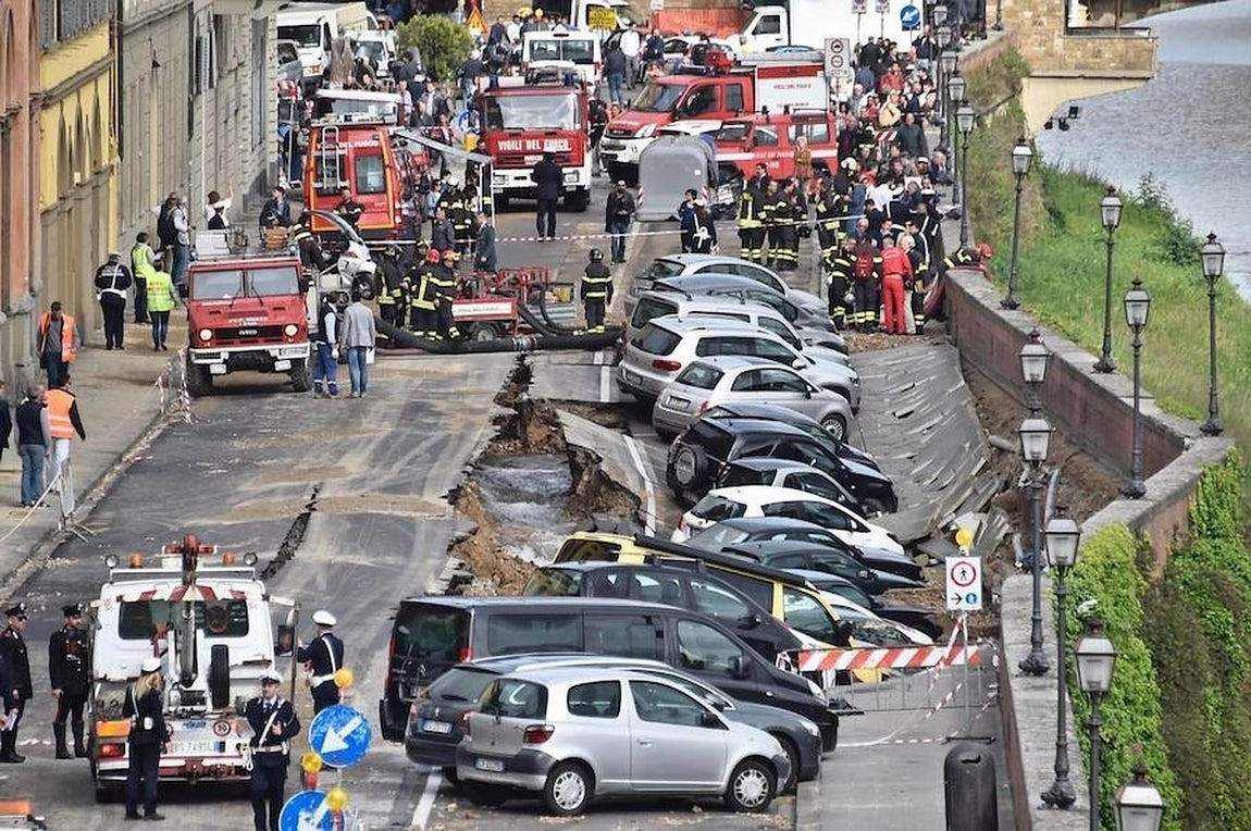 Imágenes del derrumbe del pavimento en el puente sobre el río Arno en Florencia. 