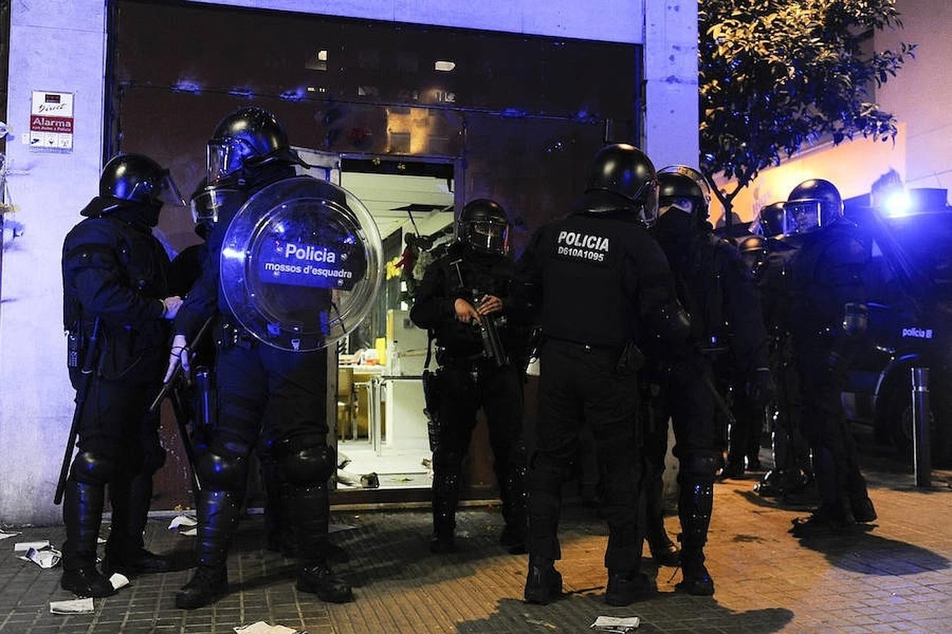 La policía ha desalojado a los jóvenes que habían conseguido introducirse de nuevo en el "banco expropiado" y ha acordonado la zona, lo que ha hecho que los alborotadores se dispersaran por las calles adyacentes. 