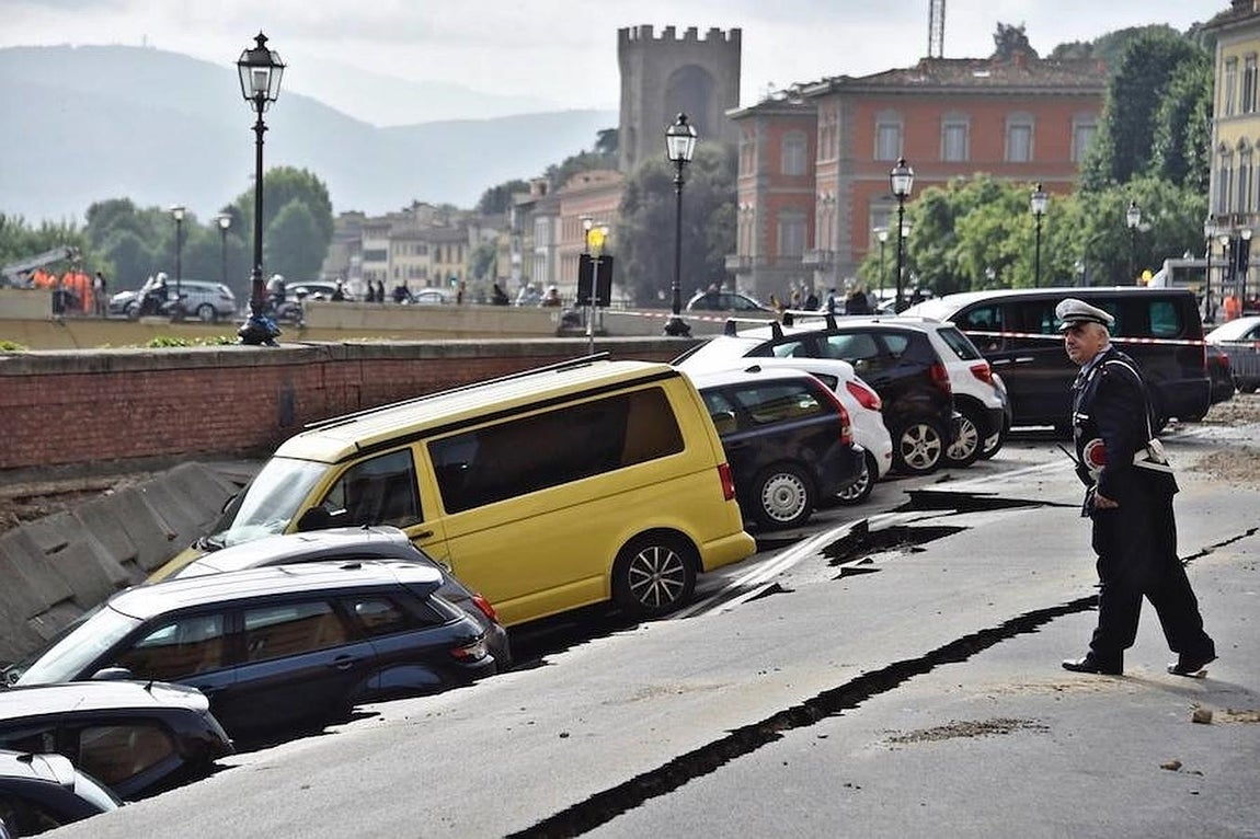 Imágenes del derrumbe del pavimento en el puente sobre el río Arno en Florencia. 