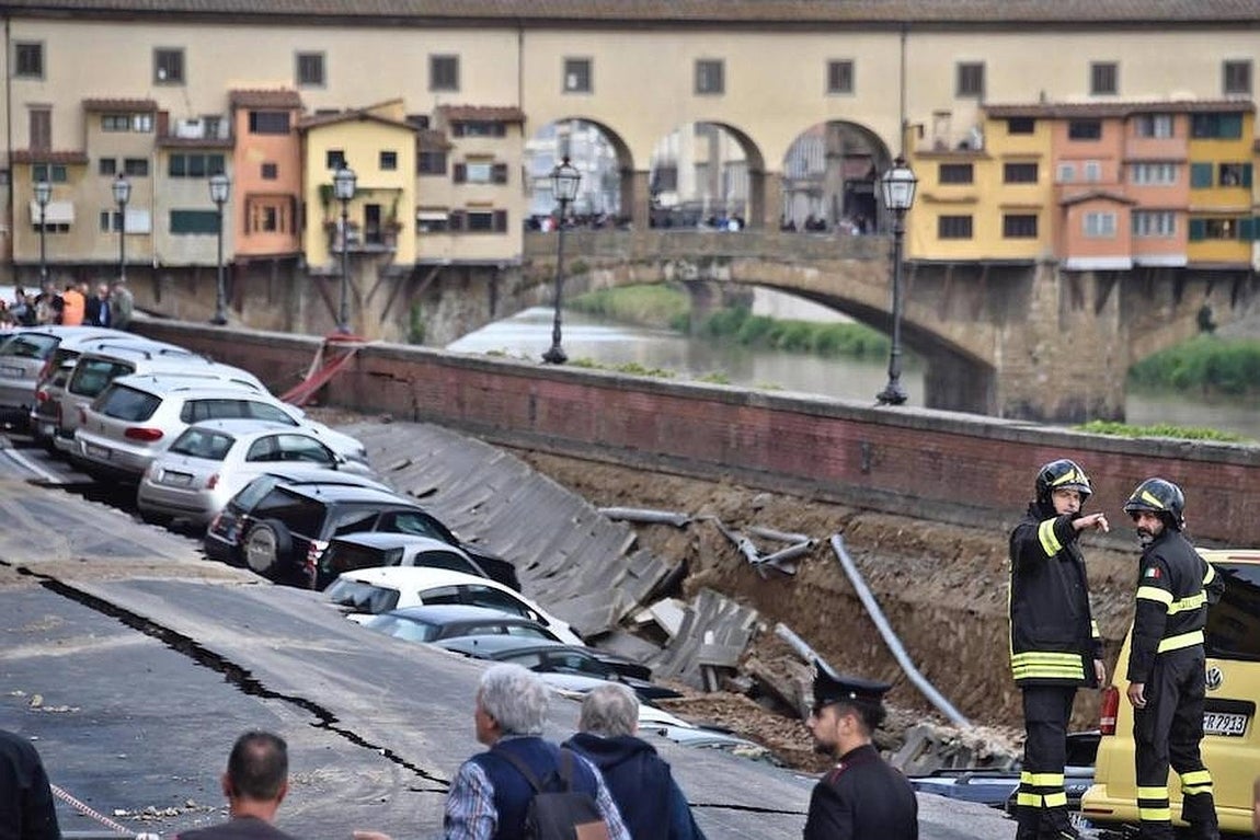 Imágenes del derrumbe del pavimento en el puente sobre el río Arno en Florencia. 