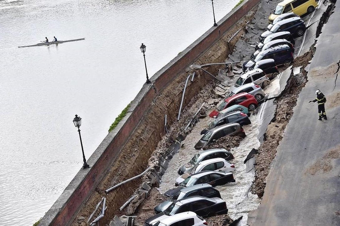 Imágenes del derrumbe del pavimento en el puente sobre el río Arno en Florencia. 