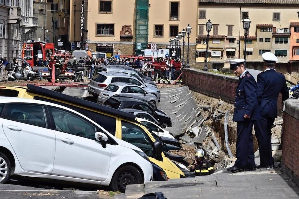Imágenes del derrumbe del pavimento en el puente sobre el río Arno en Florencia. 