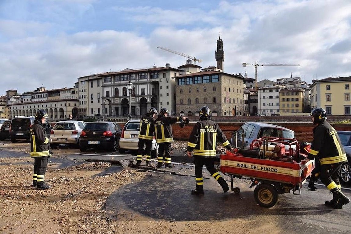 Imágenes del derrumbe del pavimento en el puente sobre el río Arno en Florencia. 