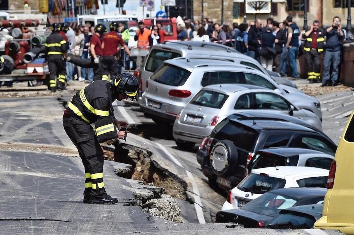 Imágenes del derrumbe del pavimento en el puente sobre el río Arno en Florencia. 