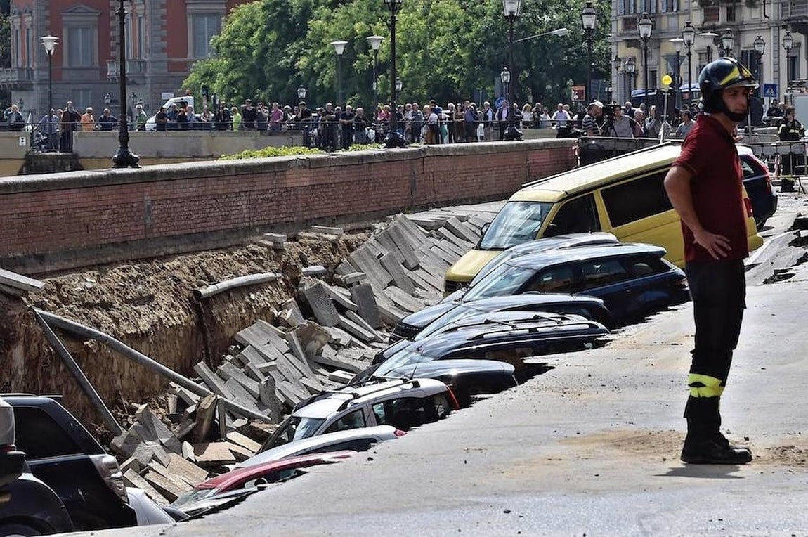 Imágenes del derrumbe del pavimento en el puente sobre el río Arno en Florencia. 