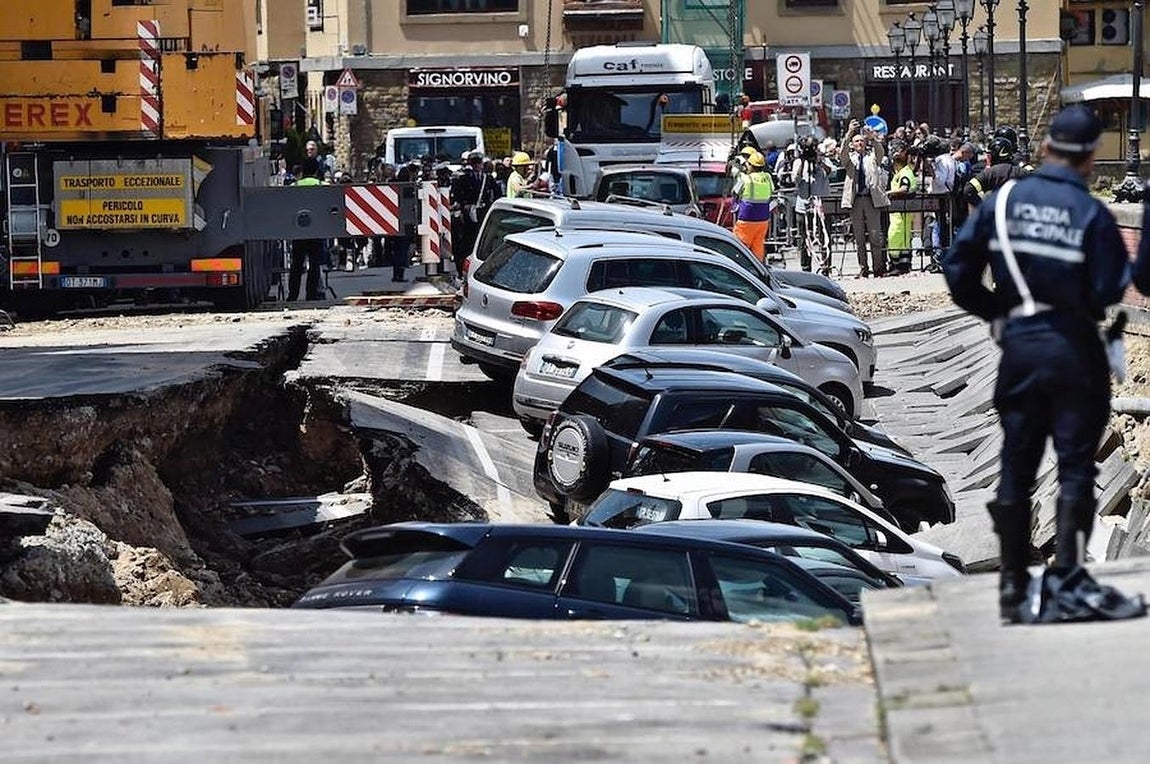Imágenes del derrumbe del pavimento en el puente sobre el río Arno en Florencia. 