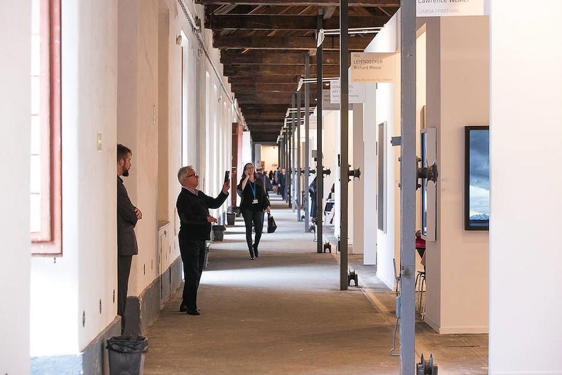 Visitantes y expositores en uno de los pasillos. 