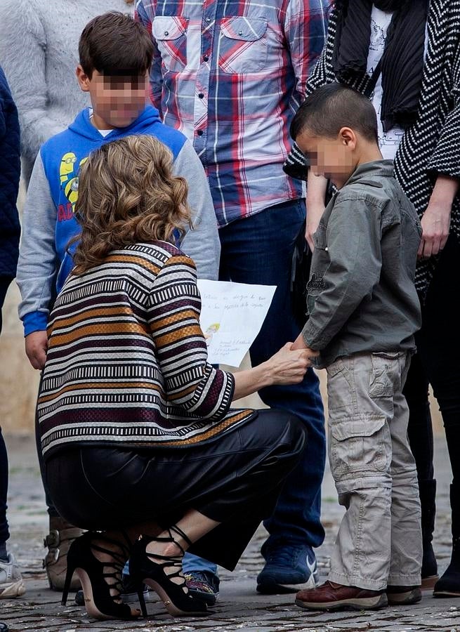 La Reina saluda a varios niños del Colegio Rural Agrupado «Entrevalles». 