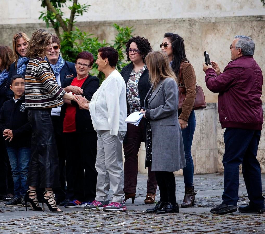 La Reina saluda a su llegada a la inauguración del XI Seminario «El lenguaje del humor en el periodismo en español». 