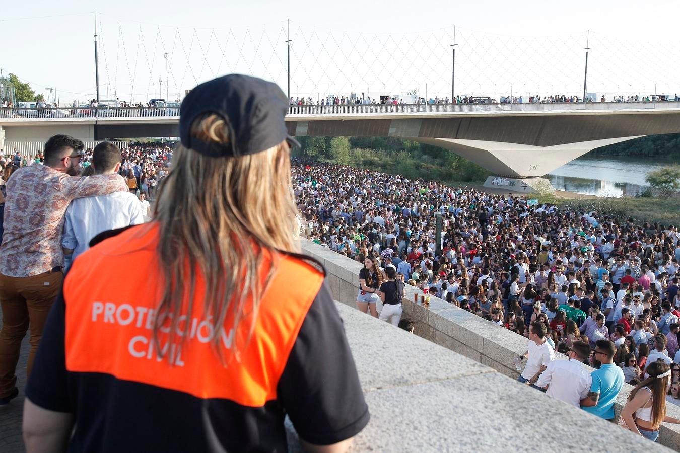 En imágenes, el macrobotellón de los más jóvenes en El Arenal