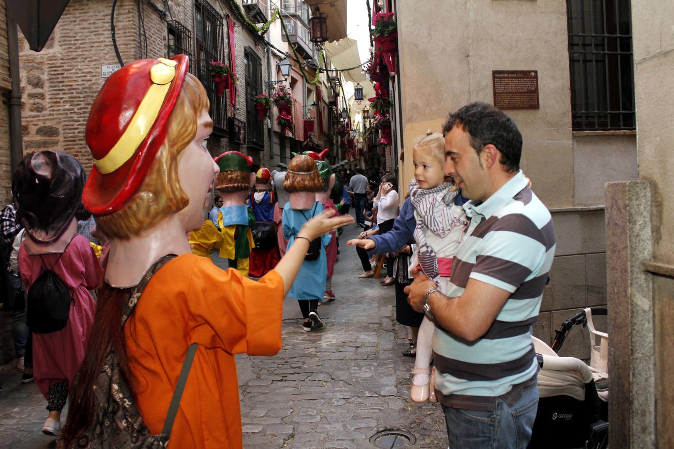 La tarasca y los gigantones anuncian el Corpus de Toledo