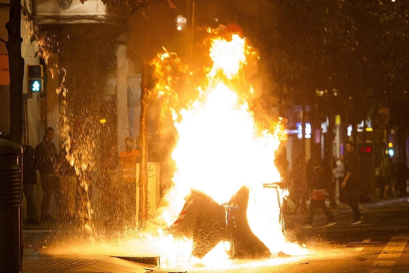 Además, varios periodistas han resultado heridos leves al recibir impactos de porra. 