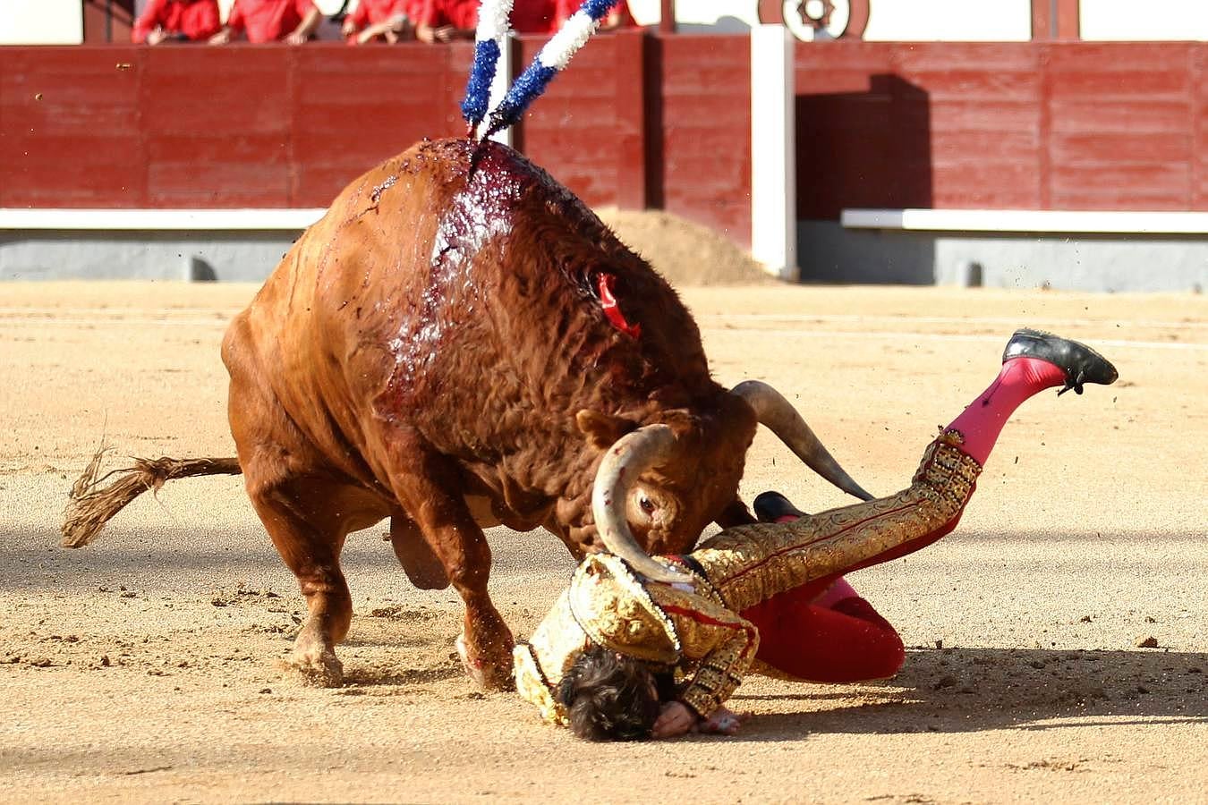 Secuencia de la espeluznante voltereta de Padilla en Las Ventas