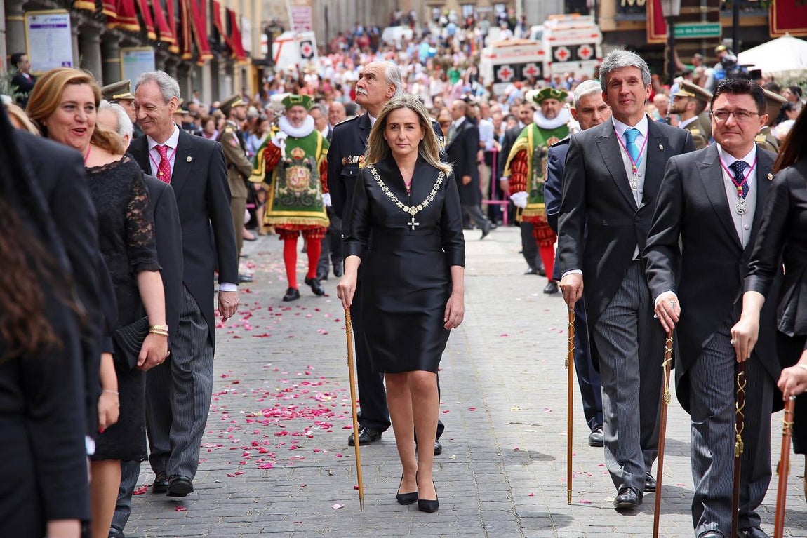 La alcaldesa de Toledo, Milagros Tolón, con la Corporación municipal. 