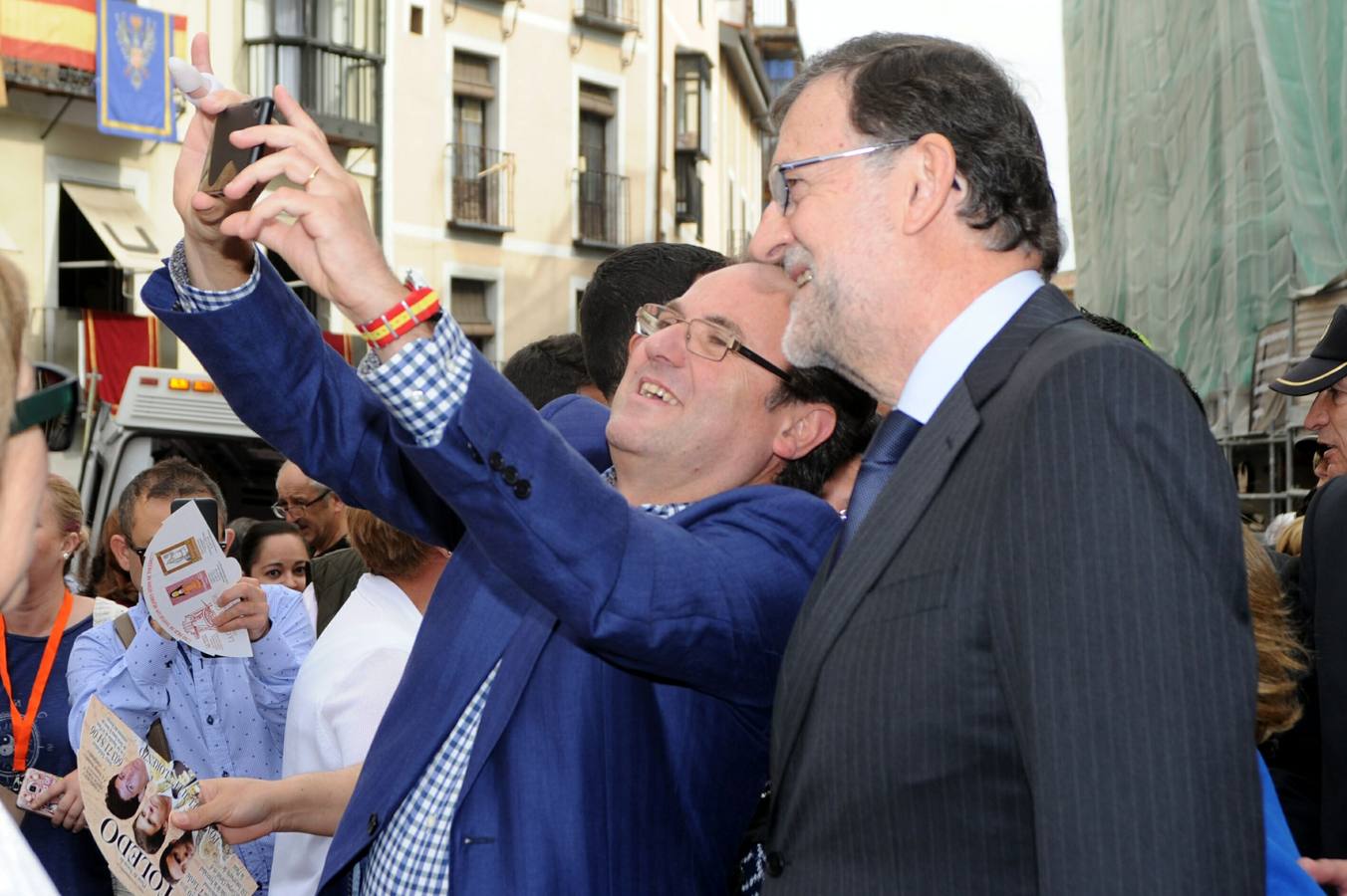 Mariano Rajoy haiéndose un selfie con un vecino. 