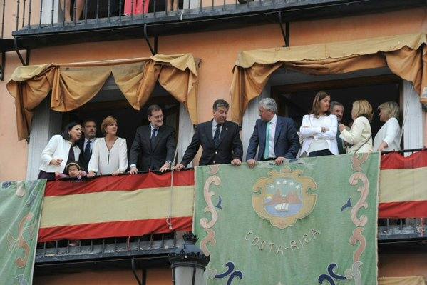 Cospedal, Rajoy y Catalá, en los balcones de la Delegación del Gobierno. 