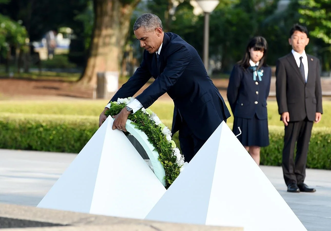 El presidente Obama deposita una corona de flores en el Monumento de la Paz de Hiroshima