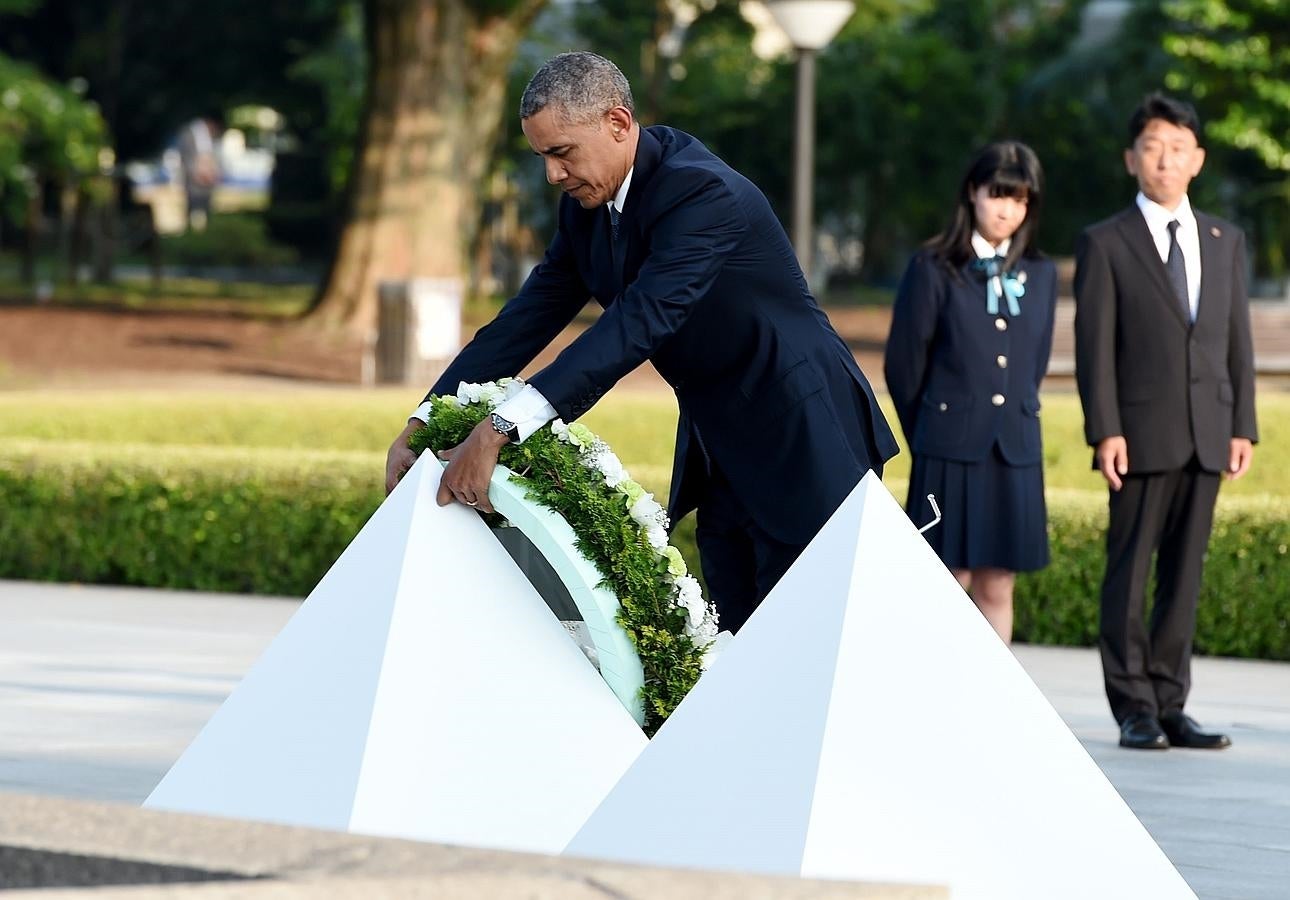 El presidente Obama deposita una corona de flores en el Monumento de la Paz de Hiroshima. 