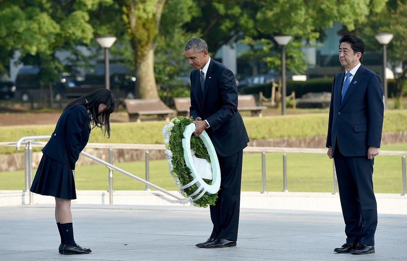 Una estudiante entrega una corona de flores al presidente estadounidense Barack Obama en el Monumento de la Paz de Hiroshima. 