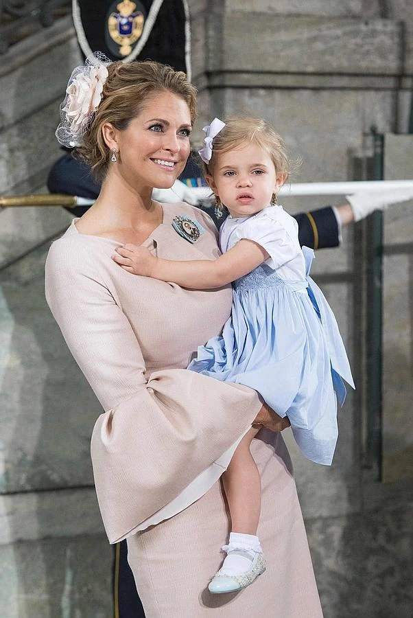 La Princesa Magdalena con su pequeña Eleonor en el bautizo del Príncipe Óscar