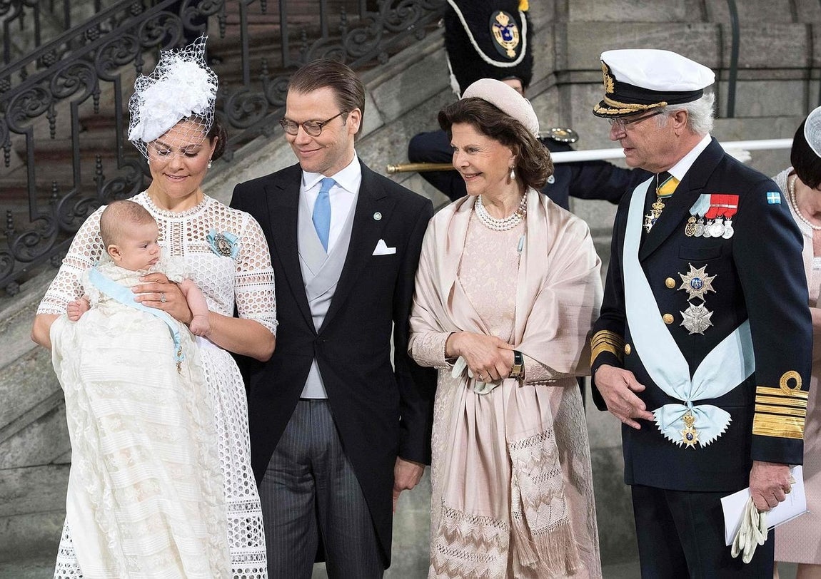 LosPríncipes de Suecia posan con los Reyes tras el bautismo. 